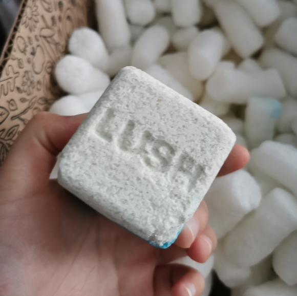 New Lush Dream Cream Epsom Salt Cube - Picture 3 of 4